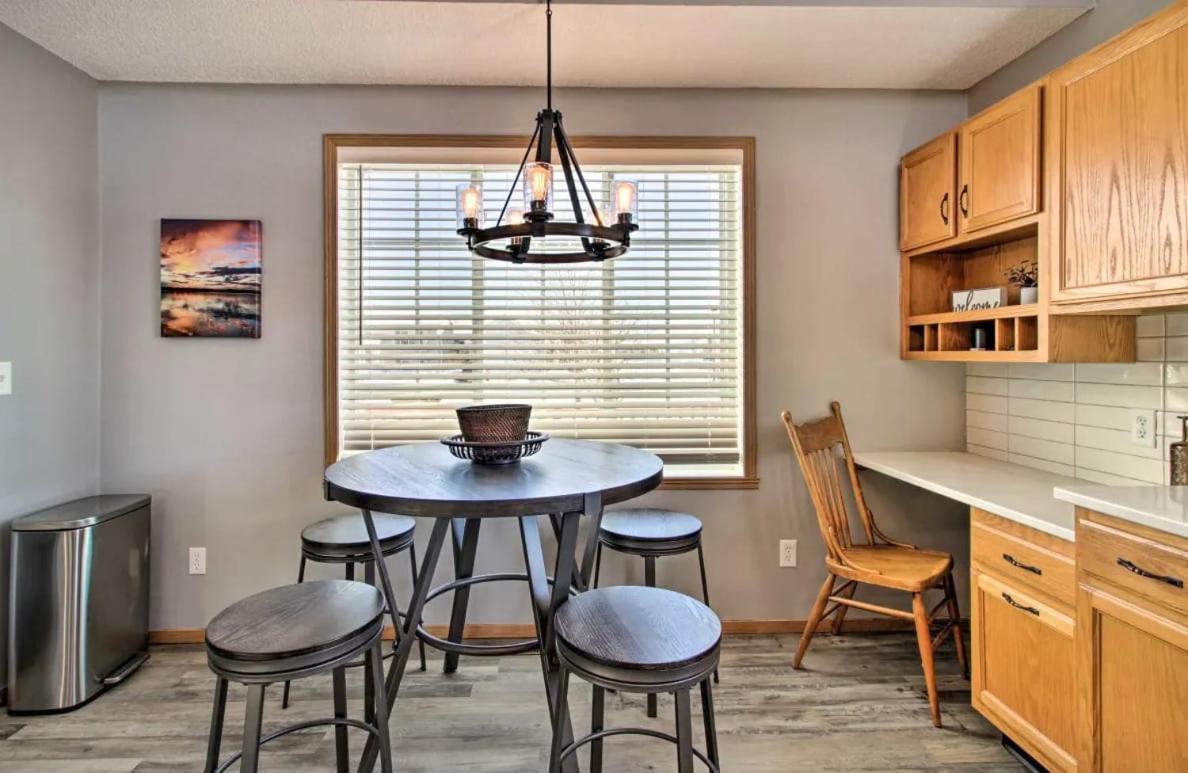 Villa Welcoming West Fargo Retreat W Backyard Exterior foto